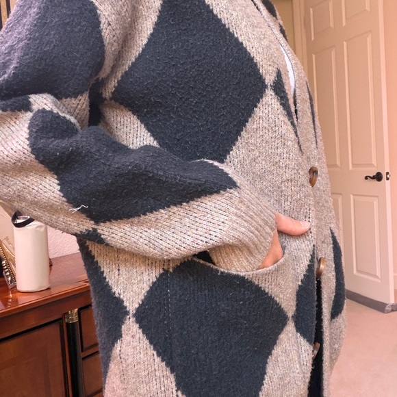Abercrombie & Fitch Beige and Black Argyle Knit Sweater - Picture 2 of 5